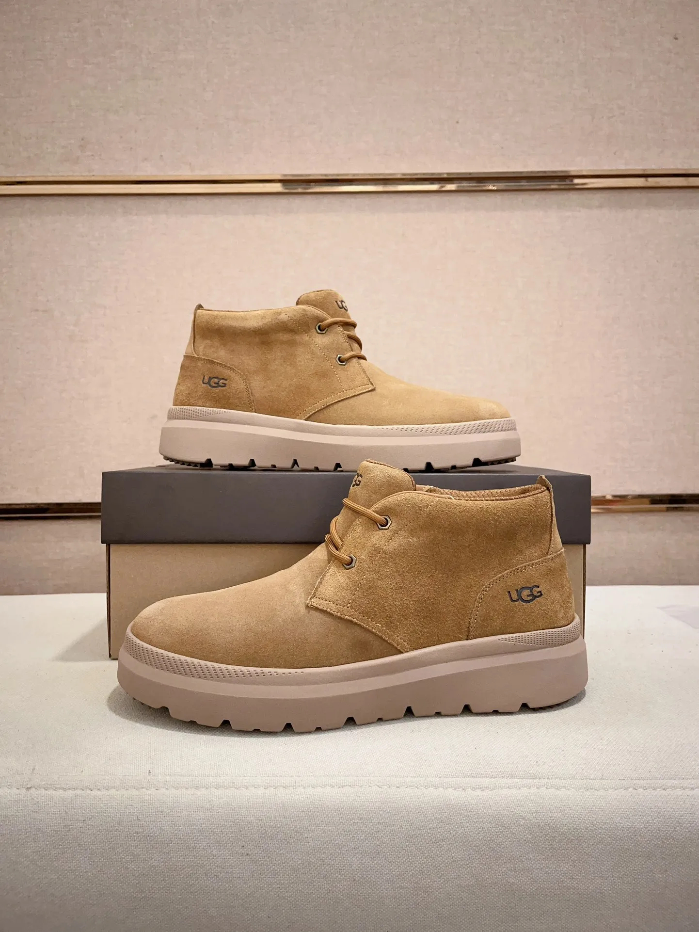 Men's shoes💰: 600💰(high-end goods) UGG❄️❄️Latest model 1:1⃣️quality, fabric: high-end quality first-layer cowhide imported from Europe. Lining: wool lining, sole: pure imported rubber foam outsole. ❤️High-end goods, fine workmanship, trendy and fashionable. The fit is very classy. If you know the goods, you will definitely not be able to refuse😍😍Code number: 41-45. Can be customized 46.47.